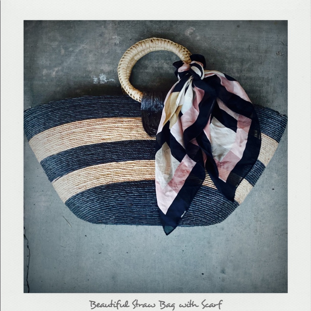Beautiful Straw Bag with Velcro Cosure